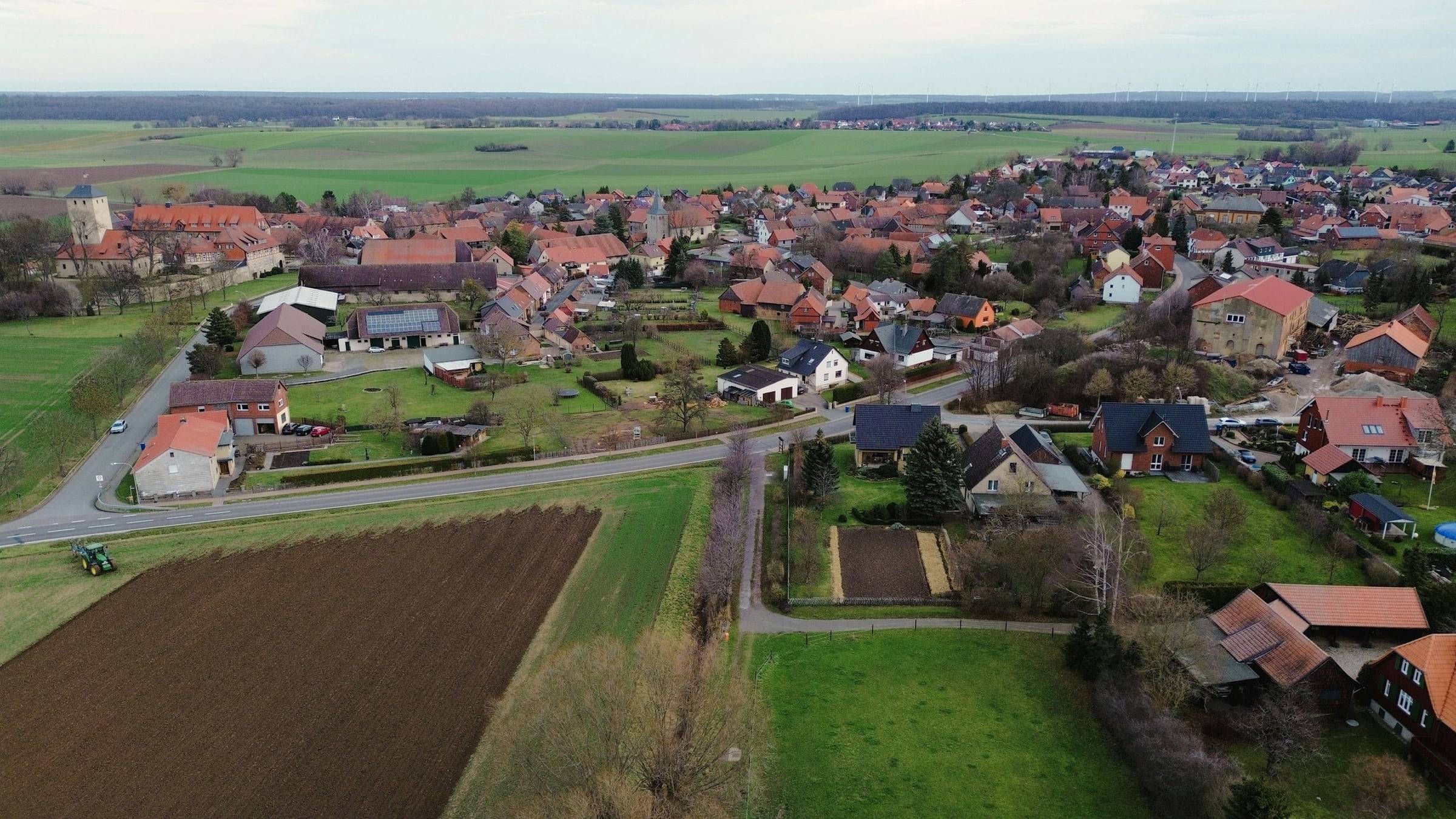 Dorf mit Feldern aus der Luft