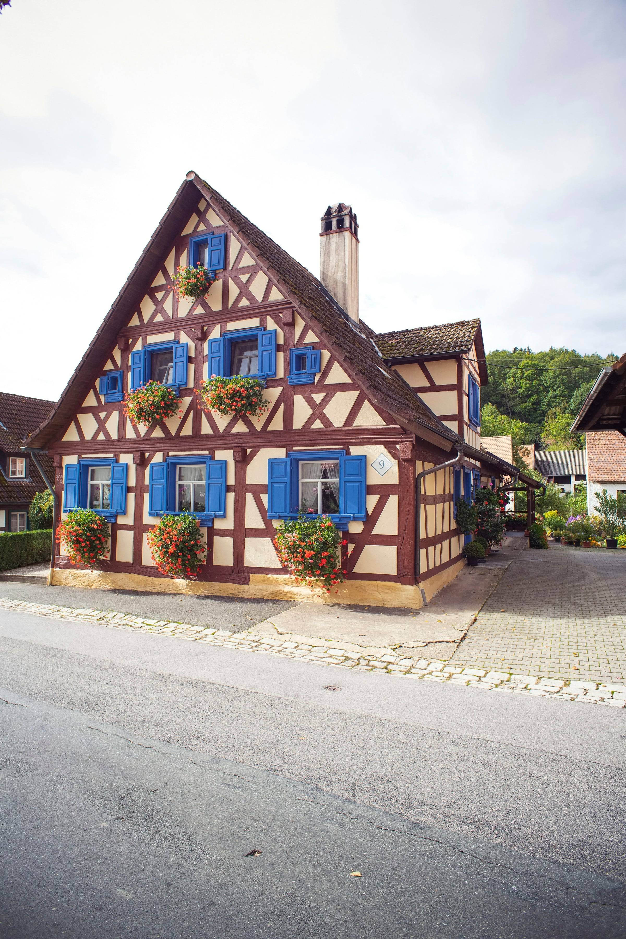 Saniertes Fachwerkhaus mit blauen Fensterläden