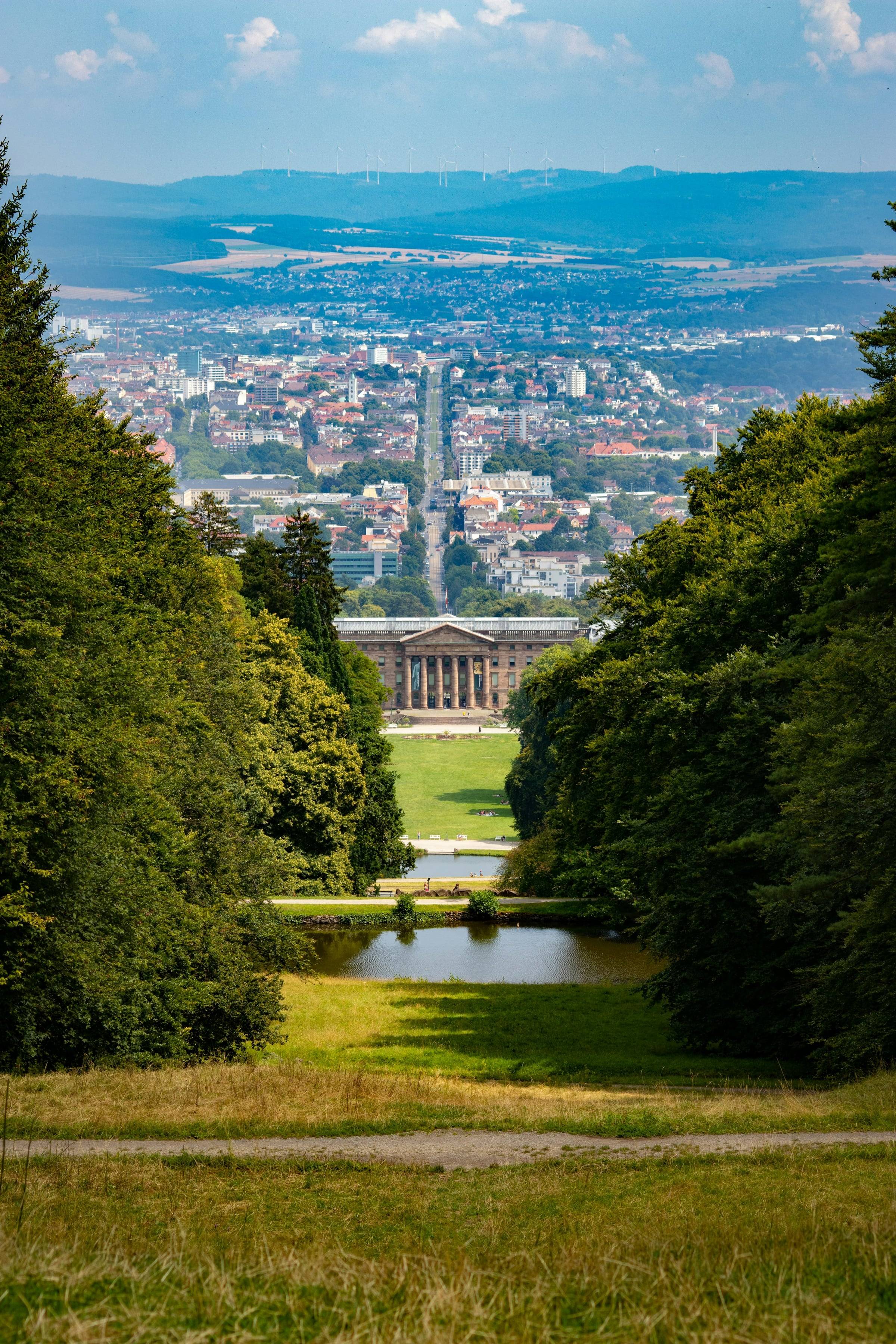 Blick vom Bergpark Wilhelmshöhe über Schloss Wilhelmshöhe auf Kassel