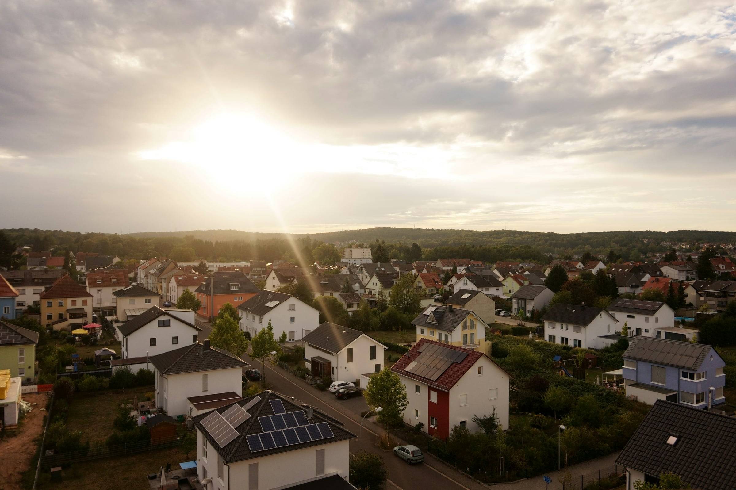 Kleinstadt im Abendlicht